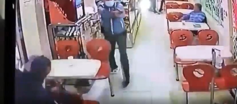 Vigilante sacó a correr a ladrón que quería robar en panadería La criminalidad en Bogotá sigue disparada, y ver casos de delitos en sitios públicos infortunadamente se está volviendo parte del paisaje de la ciudad. Por fortuna, no todos los delincuentes se salen con la suya.