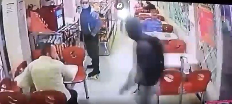 Vigilante sacó a correr a ladrón que quería robar en panadería La criminalidad en Bogotá sigue disparada, y ver casos de delitos en sitios públicos infortunadamente se está volviendo parte del paisaje de la ciudad. Por fortuna, no todos los delincuentes se salen con la suya.