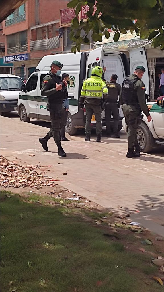 Crimen a bala detrás de una parroquia en Kennedy y en plena misa Mientras varias familias permanecían al interior de la parroquia Santa María de Guadalupe, encomendándole a Dios sus necesidades y orando por sus familias, a pocos metros de allí dos sicarios le arrebataron la vida a un joven de tan solo 25 años y dejaron a otro gravemente herido, quien hasta las últimas horas se debatía entre la vida y la muerte.