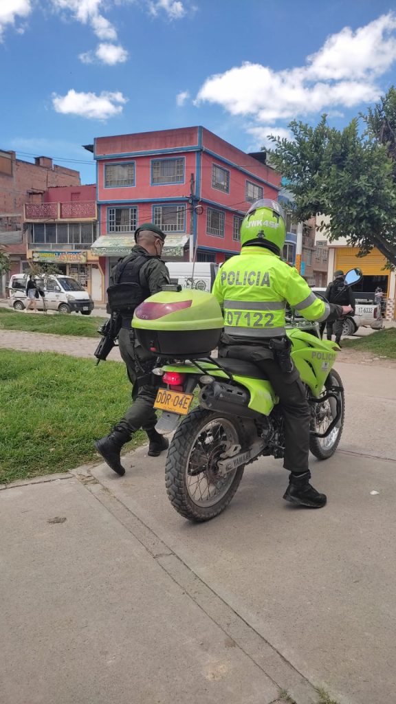 Crimen a bala detrás de una parroquia en Kennedy y en plena misa Mientras varias familias permanecían al interior de la parroquia Santa María de Guadalupe, encomendándole a Dios sus necesidades y orando por sus familias, a pocos metros de allí dos sicarios le arrebataron la vida a un joven de tan solo 25 años y dejaron a otro gravemente herido, quien hasta las últimas horas se debatía entre la vida y la muerte.