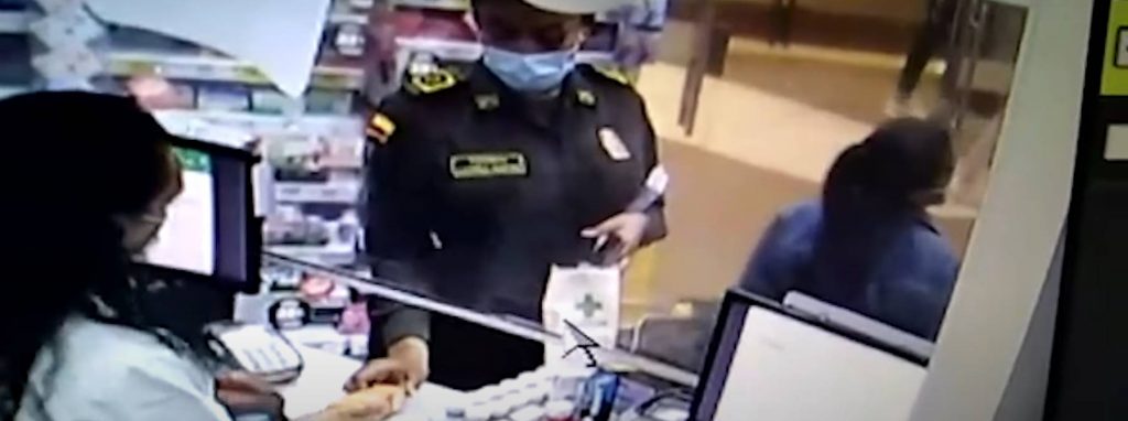 El lío de la patrullera Andrea Cortés señalada por supuesto robo 4 El lío de la patrullera Andrea Cortés señalada por supuesto robo En 2018 Andrea Cortés hizo historia al convertirse, luego de que su cambio de nombre fuera aceptado, en la primera mujer policía transgénero de la historia del país. Desde ese entonces, la oficial de 26 años se convirtió en el ícono de la igualdad en la Policía Nacional, y en una referente de inspiración y lucha para las personas que deciden transformar su identidad sexual.