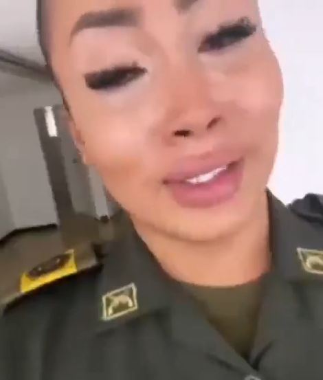 Entre lágrimas, la destituida patrullera Cortés se defendió 2 Entre lágrimas, la destituida patrullera Cortés se defendió Andrea Cortés Guarín, la primera policía transgénero del país, habló a través de su Instagram tras verse involucrada en un robo, y posteriormente ser destituida e inhabilitada por 11 años en la institución.