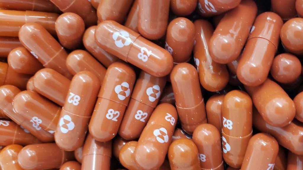 Las dos nuevas soluciones para combatir el COVID-19 Al día de hoy contamos con seis vacunas ultra efectivas y seguras para prevenir los casos más graves de COVID-19 y las cuales han salvado millones de vidas en todo el mundo. Aún y con semejantes resultados, los científicos han querido ir más allá y crear, con mucho esfuerzo y sudor en sus laboratorios, tratamientos alternos que permitan ayudar a los enfermos más graves por este virus y prevenir, al mismo tiempo, colapsos hospitalarios que parecen sacados de una película de terror.