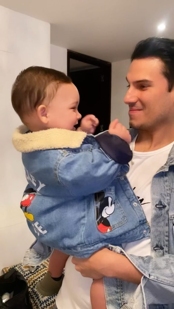 Pipe Bueno se goza su vida de papá con Máximo Si hay una etapa en la vida de Pipe Bueno que lo ha hecho sentir pleno, es esta que está disfrutando en la actualidad, donde goza de prestigio en la música popular, está felizmente casado con Luisa Fernanda W, triunfa como empresario y se goza los primeros años de vida de su hijo Máximo.