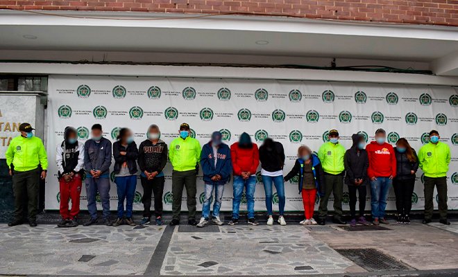 11 capturados por microtráfico en Engativá 1 11 capturados por microtráfico en Engativá La Policía, a través de la Dirección de Investigación Criminal (Dijín), logró desmantelar en las últimas horas una banda delincuencial dedicada al microtráfico en la localidad de Engativá y que repartía dosis importantes de estupefacientes en la capital.