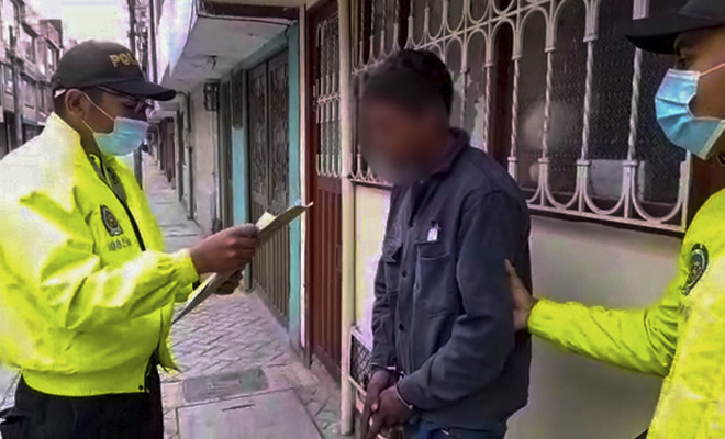 11 capturados por microtráfico en Engativá 3 11 capturados por microtráfico en Engativá La Policía, a través de la Dirección de Investigación Criminal (Dijín), logró desmantelar en las últimas horas una banda delincuencial dedicada al microtráfico en la localidad de Engativá y que repartía dosis importantes de estupefacientes en la capital.