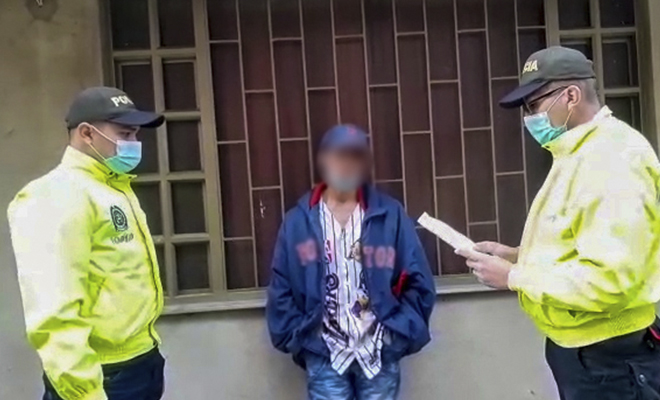 11 capturados por microtráfico en Engativá 2 11 capturados por microtráfico en Engativá La Policía, a través de la Dirección de Investigación Criminal (Dijín), logró desmantelar en las últimas horas una banda delincuencial dedicada al microtráfico en la localidad de Engativá y que repartía dosis importantes de estupefacientes en la capital.