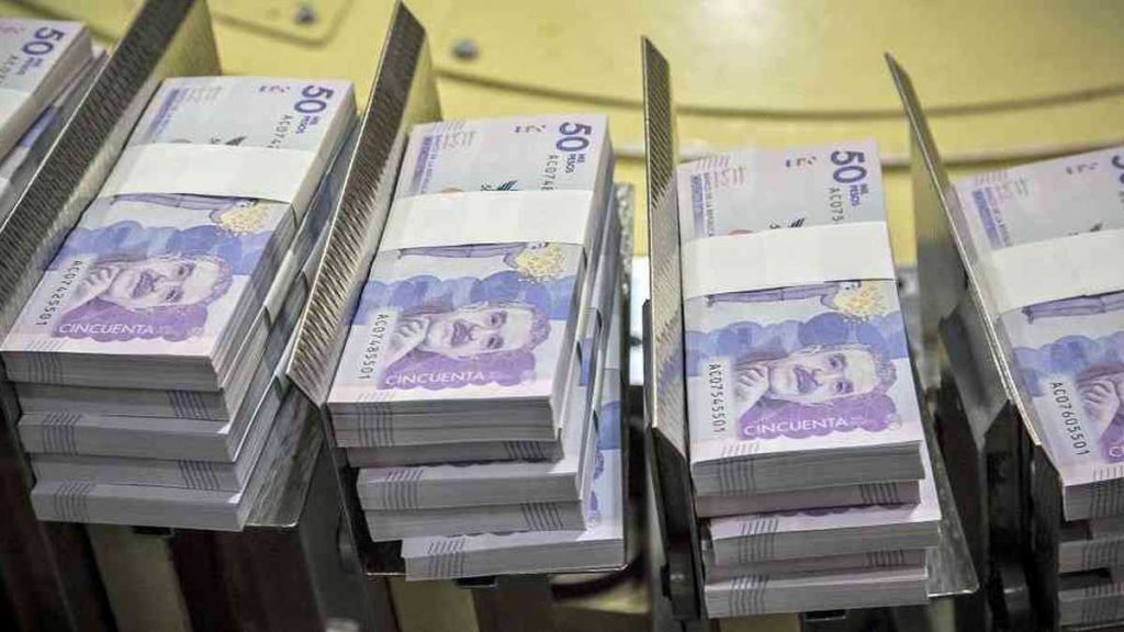 Acusan a policías por devolver $1 millón en billetes falsos 1 Acusan a policías por devolver $1 millón en billetes falsos Un ciudadano denunció que policías cometieron, al parecer, un procedimiento irregular en el municipio de Soacha. El denunciante asegura que la Policía llegó hasta su vivienda e incautaron un arma de fuego que tenía su documentación y el permiso correspondiente; después de esto, se llevaron una millonaria suma de dinero, y al devolverlo entregaron parte con billetes falsos.
