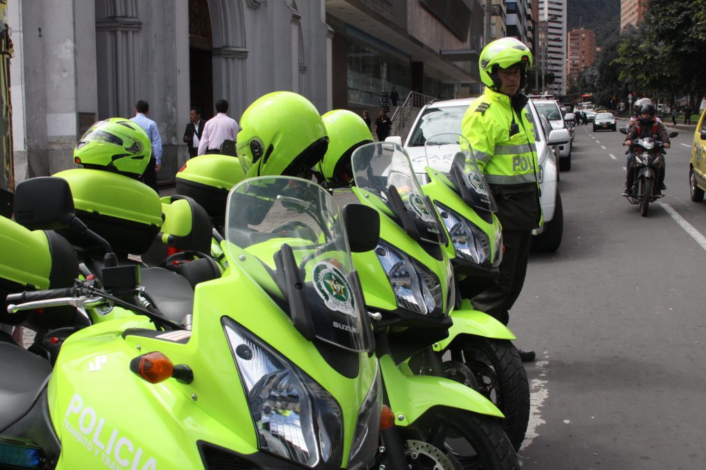 Acusan a policías por devolver $1 millón en billetes falsos 2 Acusan a policías por devolver $1 millón en billetes falsos Un ciudadano denunció que policías cometieron, al parecer, un procedimiento irregular en el municipio de Soacha. El denunciante asegura que la Policía llegó hasta su vivienda e incautaron un arma de fuego que tenía su documentación y el permiso correspondiente; después de esto, se llevaron una millonaria suma de dinero, y al devolverlo entregaron parte con billetes falsos.