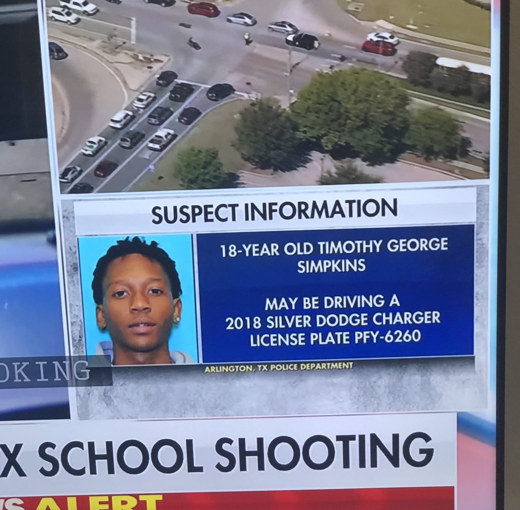 Al menos cuatro muertos por tiroteo en escuela de Texas 2 Al menos cuatro muertos por tiroteo en escuela de Texas Al menos cuatro personas muertas y cuatro heridos se registran a esta hora en la ciudad de Arlington, Texas (EE. UU.), donde un joven abrió fuego este miércoles en la escuela secundaria Timberview High School.