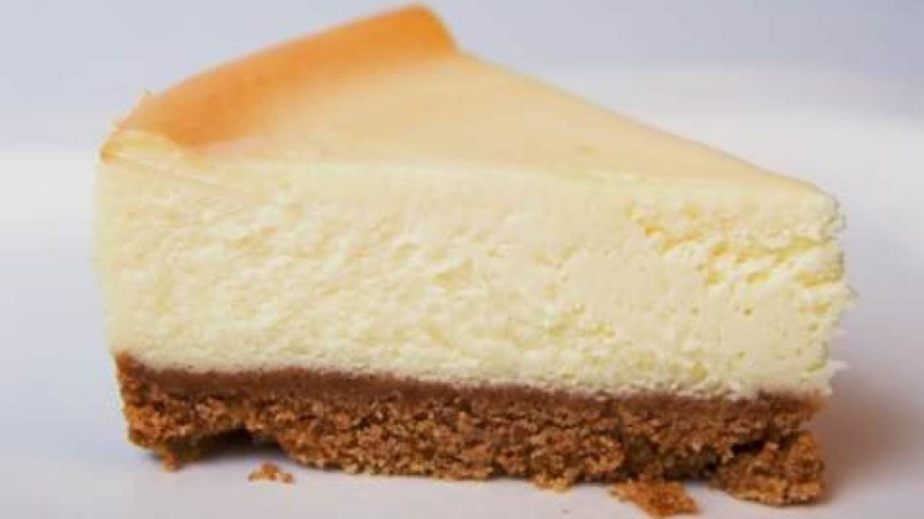 Riquísimo postre con queso 2 Riquísimo postre con queso Pensar en preparar un cheescake o pastel de queso es hablar de complicaciones; sin embargo, sí existe una versión muy parecida de este postre, que ofrece suavidad y cremosidad sin sacrificar mucho tiempo en la cocina.