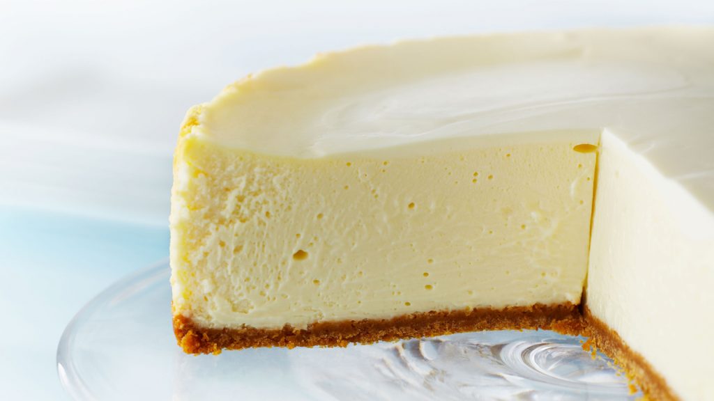 Riquísimo postre con queso 1 Riquísimo postre con queso Pensar en preparar un cheescake o pastel de queso es hablar de complicaciones; sin embargo, sí existe una versión muy parecida de este postre, que ofrece suavidad y cremosidad sin sacrificar mucho tiempo en la cocina.