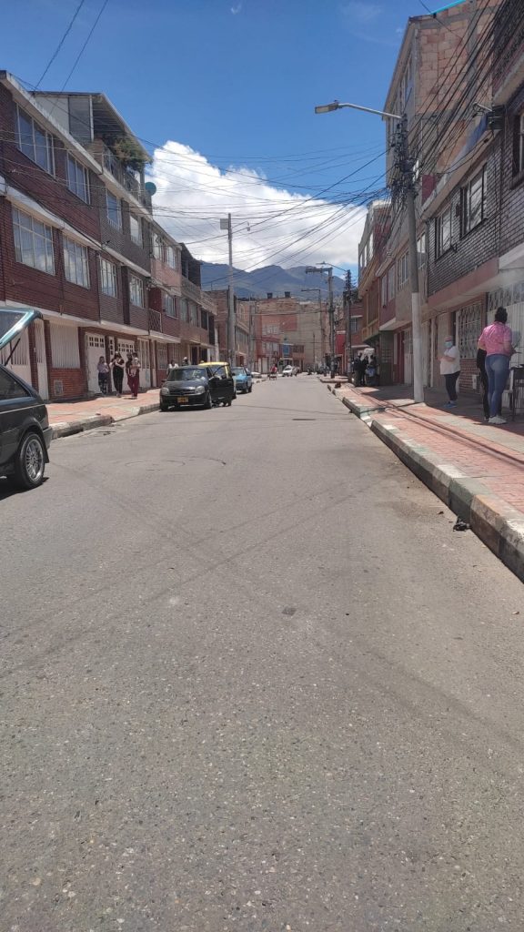 Terrible acto de intolerancia deja un muerto en Rafael Uribe 2 Terrible acto de intolerancia deja un muerto en Rafael Uribe El crimen de un hombre de 45 años al parecer no va a quedar impune. O eso se rumora en el barrio Rincón de los Molinos, en Rafael Uribe, pues sus dos verdugos fueron capturados minutos después de que le arrebataran la vida.