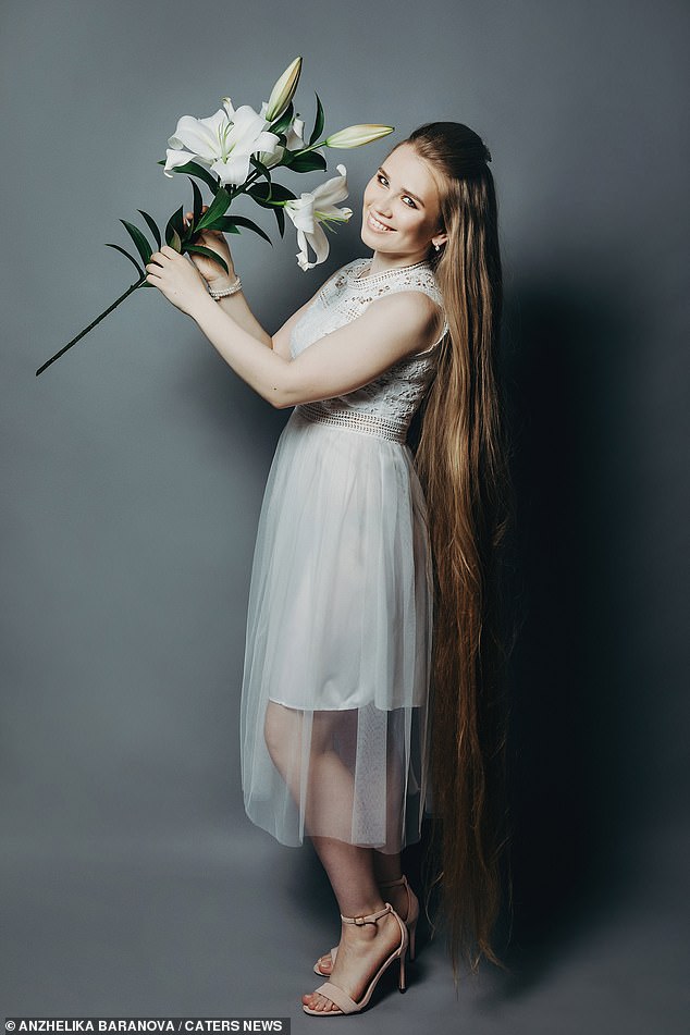 La ‘Rapunzel’ rusa lleva 23 años sin pisar la peluquería Como si se tratara de un cuento lleno de fantasía, pero en la vida real, Anzhelika Baranova vive en su propio libro de princesas incrustado en una de las redes sociales más famosas de la actualidad: TikTok.