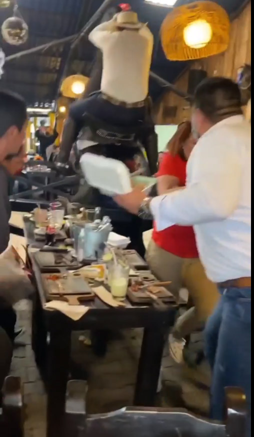EN VIDEO. En desfile en restaurante caballo se cayó sobre una mesa En las últimas horas se hizo viral un video en redes sociales, en donde se evidencia el momento exacto en el que un caballo, que estaba siendo utilizado en un espectáculo dentro de un reconocido restaurante ubicado al norte de Bogotá, sufrió un aparatoso accidente, que por poco termina en tragedia.