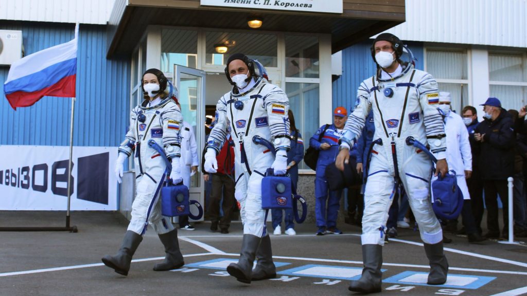 Actriz, cineasta y astronauta, listos para la primera película en el espacio 4 Actriz, cineasta y astronauta, listos para la primera película en el espacio Una actriz y un director de cine rusos llegaron este martes a la Estación Espacial Internacional (ISS) para filmar el primer largometraje de ficción en el espacio.