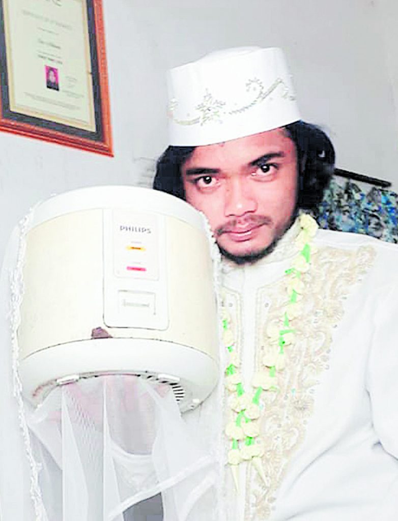 El loco que se casó con su olla arrocera y luego la dejó 1 El loco que se casó con su olla arrocera y luego la dejó Hace un tiempo Khoirul Anam se convirtió en noticia por contraer matrimonio con una olla arrocera en Java (Indonesia), pues, según él, se caracterizaba por “ser justa, tranquila, obediente, no hablaba mucho y sabía cocinar”.
