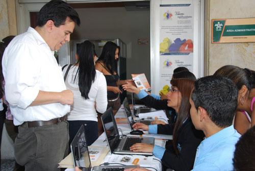 Póngase las pilas para trabajar en forma 2 Póngase las pilas para trabajar en forma De las terribles cifras de desempleo que se registraron el año pasado a las que se registran hoy en día hay una diferencia importante, así lo señaló recientemente el Dane. Para agosto del año pasado había un desempleo del 16,8%, mientras que esa cifra ahora se encuentra en el 12,3%.
