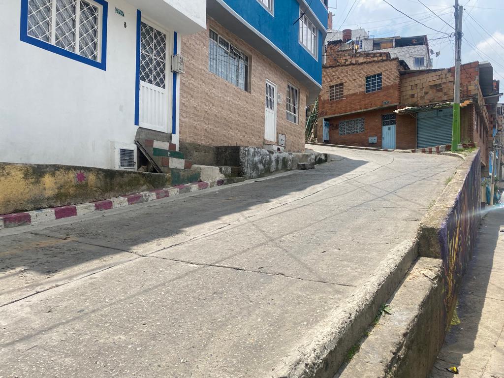 Crimen a bala de Jacobo mientras caminaba por Las Colinas 2 Crimen a bala de Jacobo mientras caminaba por Las Colinas La última imagen que se llevó Jacobo Danixon Villarroel Tovar fue la de su homicida mirándolo fijamente a los ojos, al mismo tiempo que le apuntaba con un revólver a la altura del pecho. El sonido ensordecedor de la primera detonación fue el punto de partida para este hombre, quien no alcanzó a llegar a su vivienda.