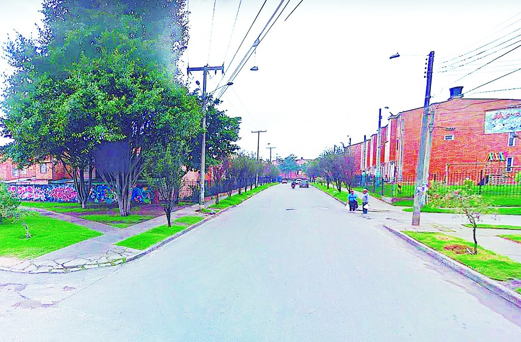Disparo en la cabeza a motociclista en el barrio Madelena 1 Disparo en la cabeza a motociclista en el barrio Madelena Tendido boca abajo en medio de la calle, con un casco oscuro puesto y a pocos metros de su motocicleta, fue hallado por la comunidad un sujeto la tarde de ayer en una calle del barrio Madelena (en Ciudad Bolívar), hecho que de inmediato fue reportado a las autoridades.