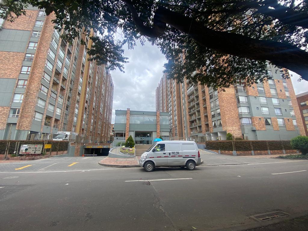 En su apartamento de Cedritos falleció en extrañas circunstancias Angustiada, pensando que todo se trataba de una pesadilla y con la esperanza de que su hijo estuviera bien, una mujer salió de su apartamento apresurada la mañana de este martes. Golpeó la puerta de su vecina para pedir ayuda, al mismo tiempo que no sacaba de su cabeza la imagen de su hijo Juan Manuel Enciso Parra, inconsciente en el suelo del baño.