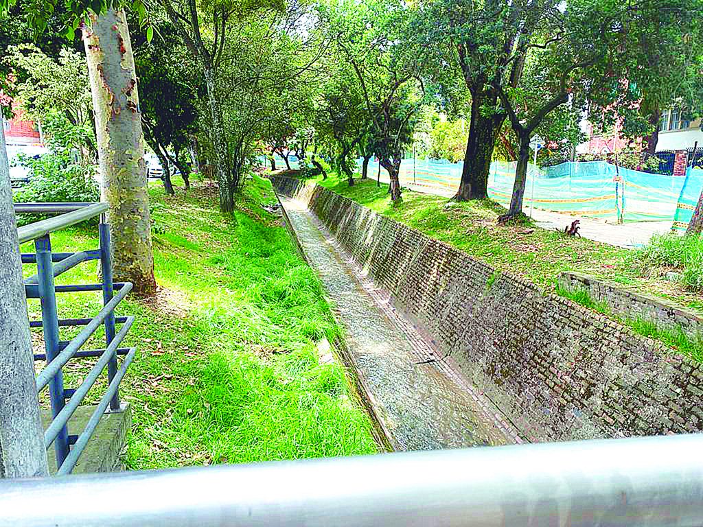 Misterioso crimen en caño de Teusaquillo 1 Misterioso crimen en caño de Teusaquillo El silencioso crimen que se registró en el barrio La Magdalena, en Teusaquillo, la mañana de ayer, ha causado zozobra entre los habitantes de esta zona, pues ninguno escuchó el disparo que le fue hallado en el rostro al cadáver que estaba flotando en medio de un canal de aguas.