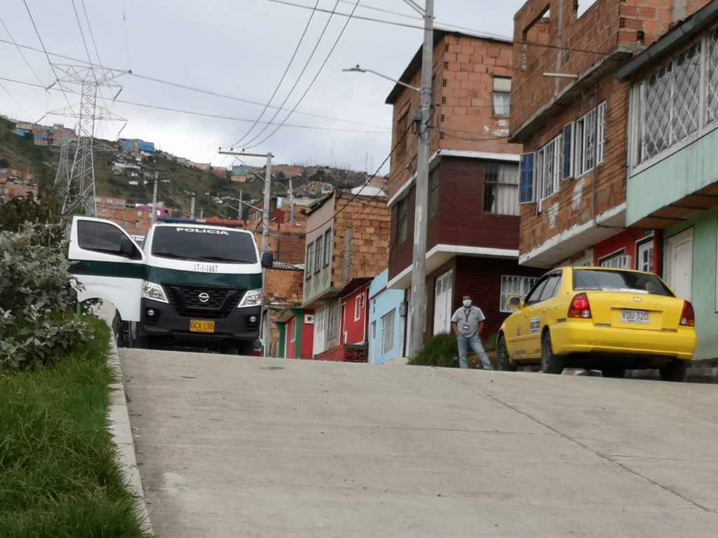 Por defender a una pareja en robo asesinaron al soldado Bucurú El instinto protector y la intención de ayudar al prójimo siempre, fuera la situación que fuera, llevaron al soldado José Luis Bucurú Ariza a enfrentarse a tres delincuentes que estaban atracando a una pareja, todo por defenderlos y evitar que ellos fueran víctimas de estos bandidos.Lo que no esperó fue que en medio del forcejeo, uno de los sujetos que sostenía un revólver iba a tener las agallas de dispararle y ponerle fin a su vida, acabando así con la alegría de sus seres queridos.