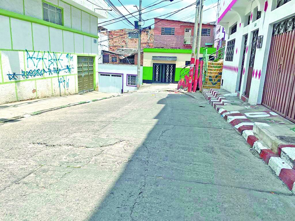 Crimen a bala de Jacobo mientras caminaba por Las Colinas 1 Crimen a bala de Jacobo mientras caminaba por Las Colinas La última imagen que se llevó Jacobo Danixon Villarroel Tovar fue la de su homicida mirándolo fijamente a los ojos, al mismo tiempo que le apuntaba con un revólver a la altura del pecho. El sonido ensordecedor de la primera detonación fue el punto de partida para este hombre, quien no alcanzó a llegar a su vivienda.