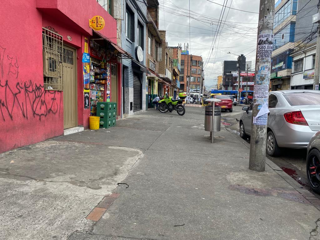Doble homicidio de vendedores de autopartes en el Restrepo En medio de la soledad y el silencio que se vive en una de las principales calles del barrio Restrepo (en Antonio Nariño) una vez cae la noche, una patrulla de la Policía encontró tendidos sobre el andén los cuerpos inertes de dos hombres, con lago hemático a su alrededor. Se trataban de José Guillermo Bejarano Urrego y Wílmar Arias Quintero.