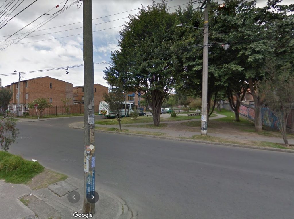 Disparo en la cabeza a motociclista en el barrio Madelena 2 Disparo en la cabeza a motociclista en el barrio Madelena Tendido boca abajo en medio de la calle, con un casco oscuro puesto y a pocos metros de su motocicleta, fue hallado por la comunidad un sujeto la tarde de ayer en una calle del barrio Madelena (en Ciudad Bolívar), hecho que de inmediato fue reportado a las autoridades.