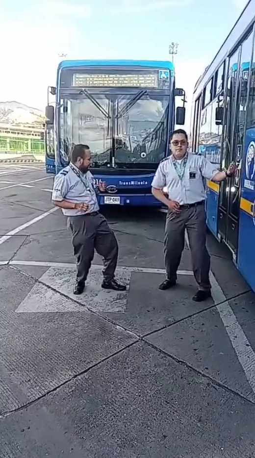 Conductores del SITP se divierten al bailar 'Vaca y Pollito' 1 Conductores del SITP se divierten al bailar 'Vaca y Pollito' Hace un par de meses un conductor del Sistema Integrado de Transporte Público (SITP) de Bogotá se dio a conocer por sus dotes al bailar K-pop en su bus. Seguro los miles de comentarios que generó en TikTok despertaron el interés de otros choferes del sistema, que decidieron seguir sus pasos.