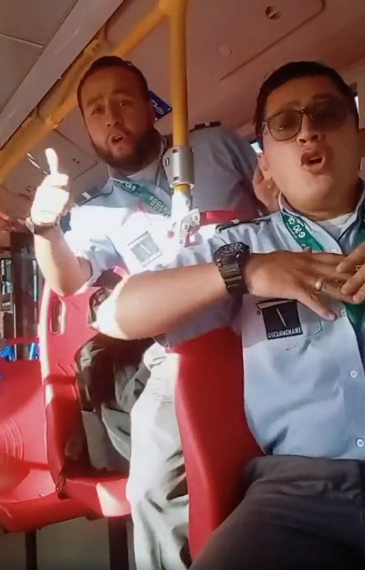Conductores del SITP se divierten al bailar 'Vaca y Pollito' 2 Conductores del SITP se divierten al bailar 'Vaca y Pollito' Hace un par de meses un conductor del Sistema Integrado de Transporte Público (SITP) de Bogotá se dio a conocer por sus dotes al bailar K-pop en su bus. Seguro los miles de comentarios que generó en TikTok despertaron el interés de otros choferes del sistema, que decidieron seguir sus pasos.