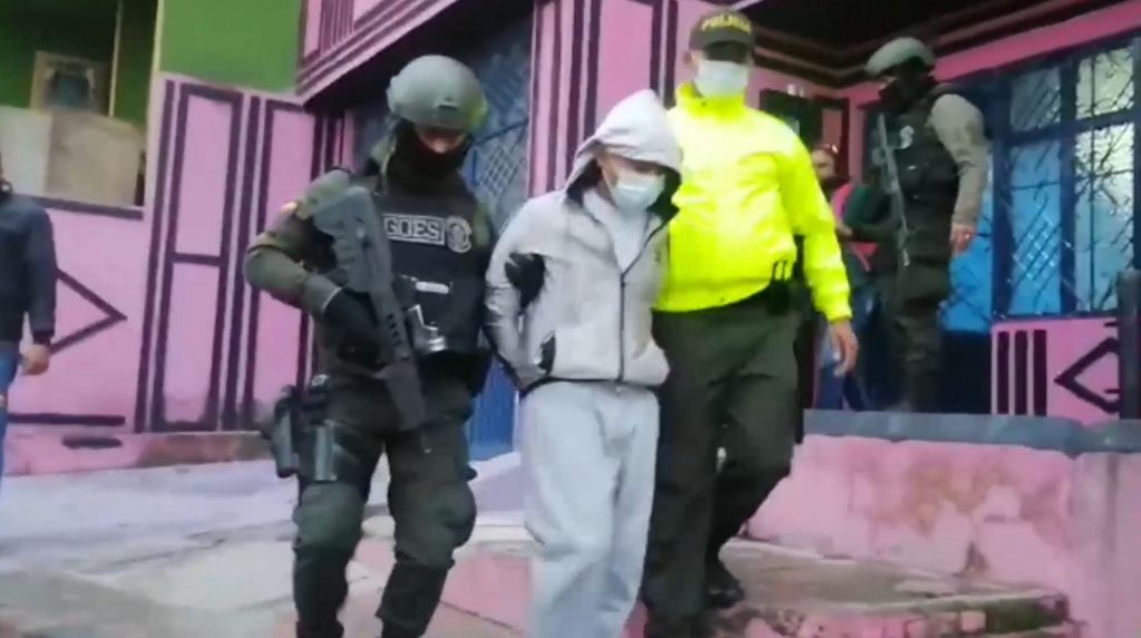 Capturas e incautaciones a peligrosa banda criminal en Soacha 1 Capturas e incautaciones a peligrosa banda criminal en Soacha Por medio de un trabajo articulado, las autoridades de Soacha dieron en las últimas horas un golpe a una estructura delincuencial que se dedicaba a la comercialización de estupefacientes en el municipio, al hurto y alquiler de armas de fuego.