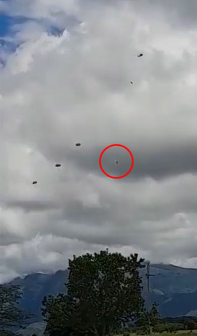 Soldado se salvó de milagro luego de tremenda caída En las últimas horas se hizo viral el video en el que se puede ver la sorprendente caída de un&nbsp;soldado profesional desde un helicóptero. Al militar no le abrió su paracaídas en la base militar de Tolemaida, ubicada entre los municipio de Melgar y Nilo.
