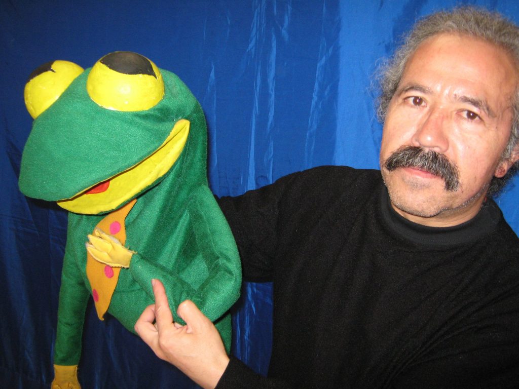Juan Garavito, un maestro en la escena titiritera 2 Juan Garavito, un maestro en la escena titiritera Un espíritu de niño inquieto y la sabiduría que dan los años es la sensación que transmite Juan Manuel Sánchez Garavito, más conocido en el mundo del teatro como Juan Garavito, un hombre de 72 años que ha dedicado más de 50 a ese mundo mágico de las tablas.