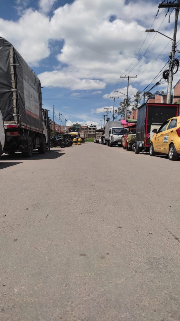 Sicario llegó a reunión y asesinó de dos tiros a joven por venganza 2 Sicario llegó a reunión y asesinó de dos tiros a joven por venganza El momento agradable que estaba pasando Diego Alexánder Carreño con unos allegados, en una calle de su barrio, terminó convirtiéndose en la peor de las tragedias, después de que un sujeto que buscaba cobrar venganza llegó para asesinarlo a bala.