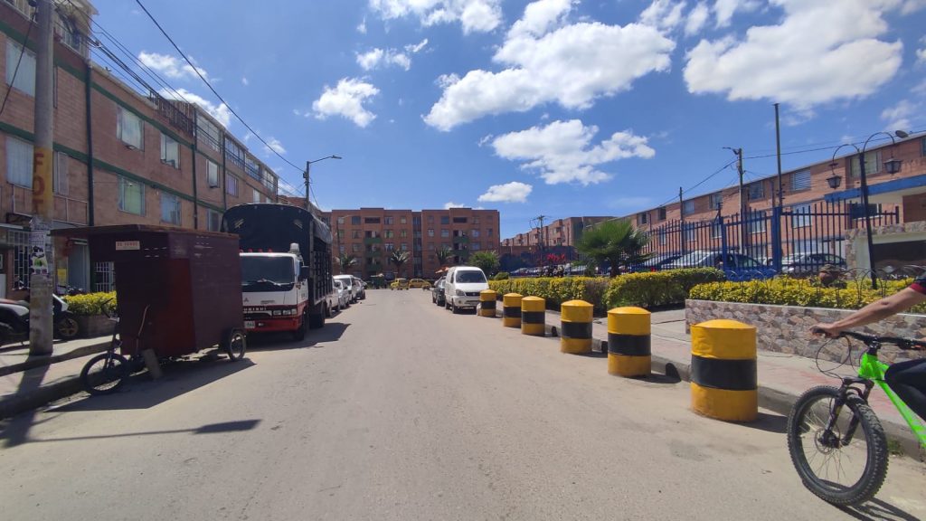 Sicario llegó a reunión y asesinó de dos tiros a joven por venganza 1 Sicario llegó a reunión y asesinó de dos tiros a joven por venganza El momento agradable que estaba pasando Diego Alexánder Carreño con unos allegados, en una calle de su barrio, terminó convirtiéndose en la peor de las tragedias, después de que un sujeto que buscaba cobrar venganza llegó para asesinarlo a bala.