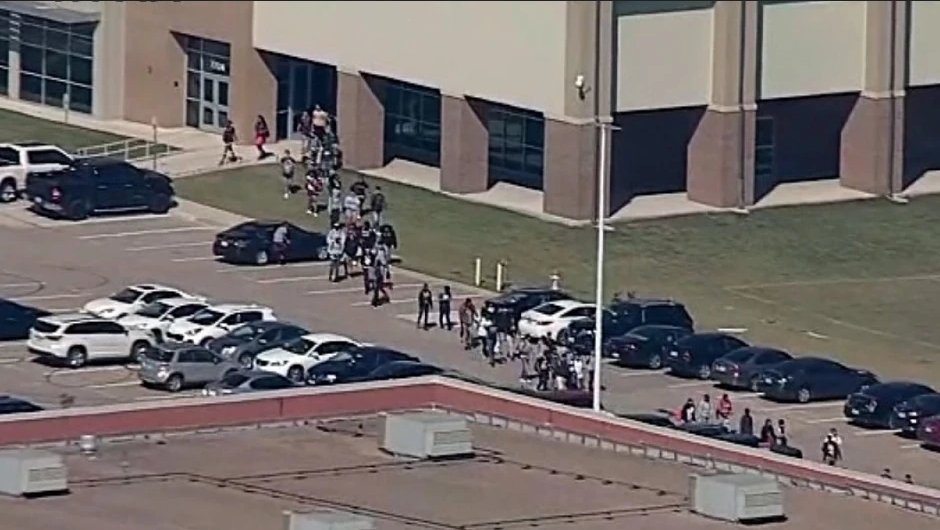 Al menos cuatro muertos por tiroteo en escuela de Texas 1 Al menos cuatro muertos por tiroteo en escuela de Texas Al menos cuatro personas muertas y cuatro heridos se registran a esta hora en la ciudad de Arlington, Texas (EE. UU.), donde un joven abrió fuego este miércoles en la escuela secundaria Timberview High School.
