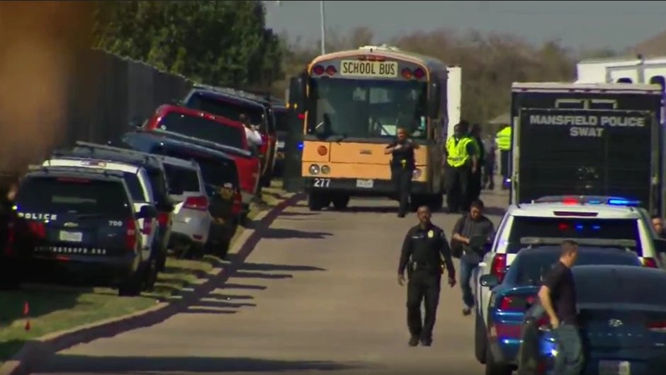 Al menos cuatro muertos por tiroteo en escuela de Texas 3 Al menos cuatro muertos por tiroteo en escuela de Texas Al menos cuatro personas muertas y cuatro heridos se registran a esta hora en la ciudad de Arlington, Texas (EE. UU.), donde un joven abrió fuego este miércoles en la escuela secundaria Timberview High School.