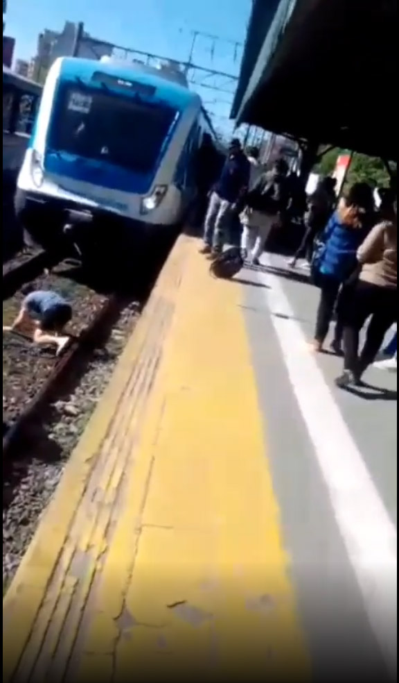 EN VIDEO: La sacaron sin un rasguño luego de lanzársele a un tren 1 EN VIDEO: La sacaron sin un rasguño luego de lanzársele a un tren A veces ocurren hechos inexplicables, que solo tienen respuesta en la fe y un milagro de Dios. Esto precisamente fue lo que ocurrió en Argentina, donde una joven que se le lanzó a un tren y contra todos los pronósticos salió ilesa.