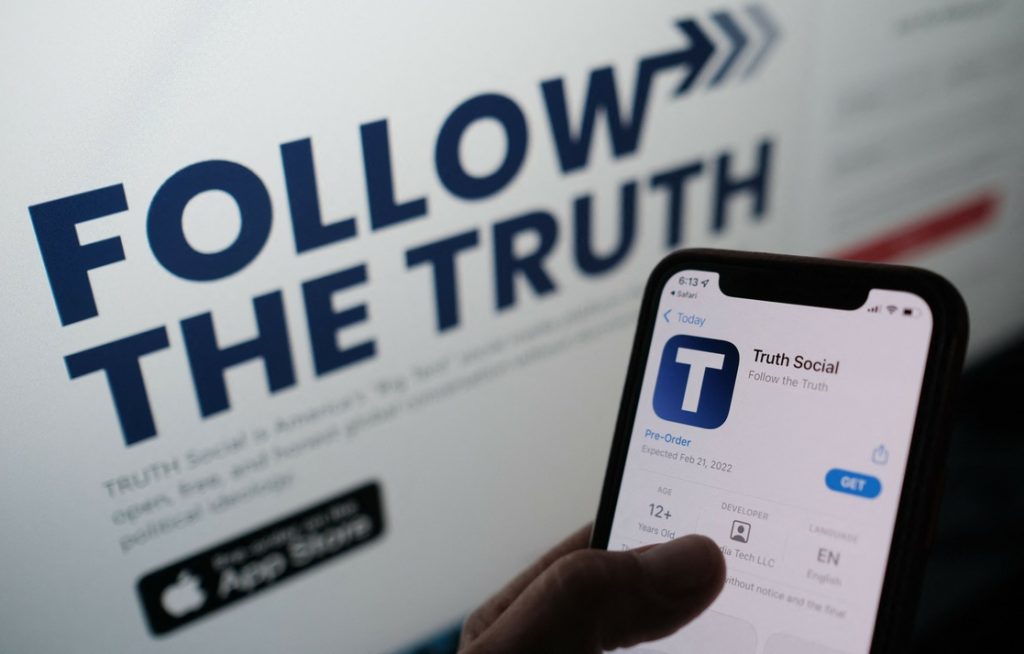 Truth Social, la red que lanzó el expresidente Donald Trump El expresidente de Estados Unidos, Donald Trump, anunció este miércoles el lanzamiento de su propia red social, con el nombre 'Truth Social', con la que busca recuperar su presencia en las plataformas digitales después de haber sido expulsado de Twitter y Facebook.