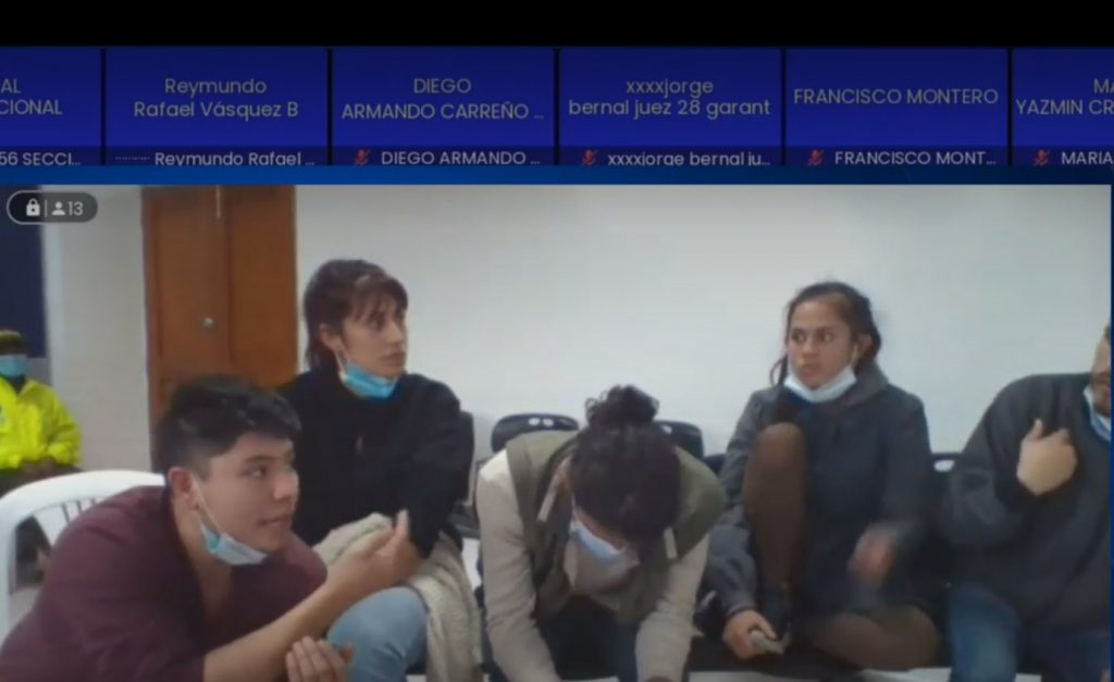 Un juez decidió darles medida de casa por cárcel en las últimas horas 2 Un juez decidió darles medida de casa por cárcel en las últimas horas Las autoridades capturaron a cinco jóvenes señalados de pertenecer a la Primera Línea y participar en los disturbios y bloqueos que se registraron en Suba, donde fueron agredidos miembros de la Fuerza Pública.