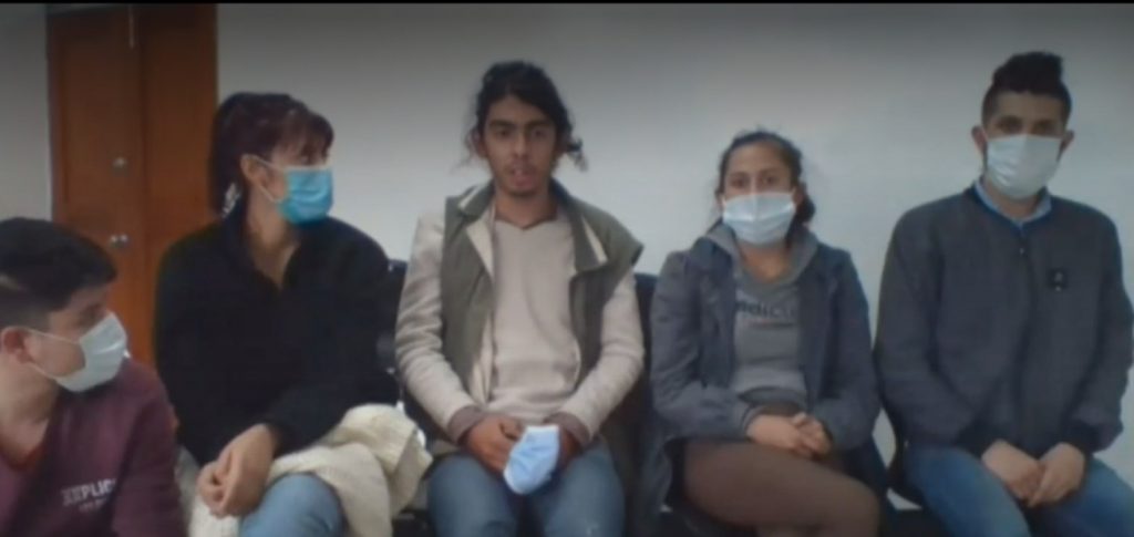 Un juez decidió darles medida de casa por cárcel en las últimas horas 1 Un juez decidió darles medida de casa por cárcel en las últimas horas Las autoridades capturaron a cinco jóvenes señalados de pertenecer a la Primera Línea y participar en los disturbios y bloqueos que se registraron en Suba, donde fueron agredidos miembros de la Fuerza Pública.