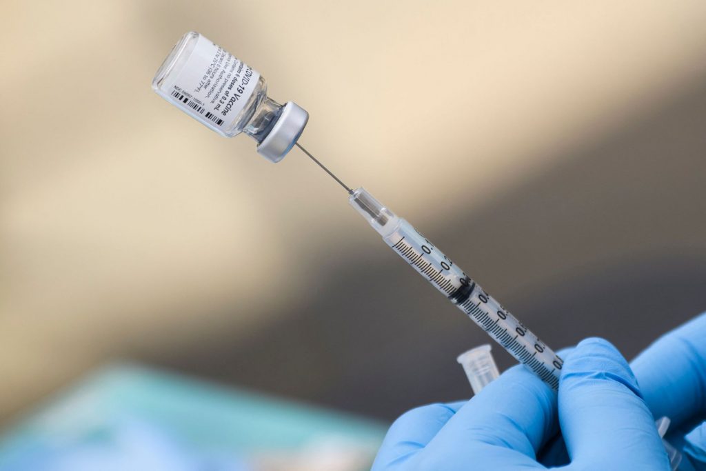 Un 95.6% de efectividad tiene la tercera dosis de Pfizer Un estudio realizado por las farmacéuticas estadounidense Pfizer y la alemana BioNTech, reveló que su tercera dosis tiene un alto porcentaje de efectividad. Esta tercera dosis funciona como refuerzo de las dos primeras y podría aplicarse a partir de los cuatro meses de haber recibido la segunda.