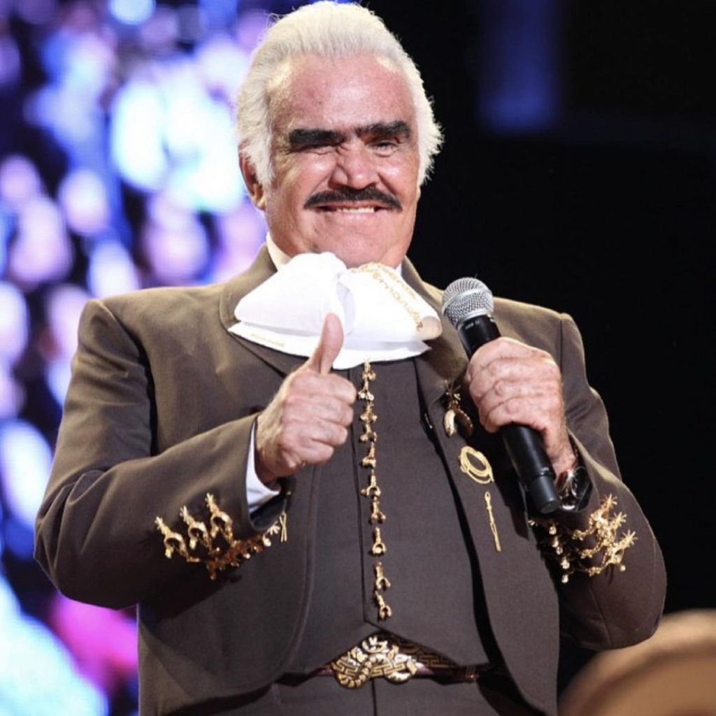 Tras tres meses Vicente Fernández sale de terapia intensiva Los fanáticos del legendario cantante de rancheras Vicente Fernández recibieron este miércoles una buena noticia respecto a la evolución de su salud, pues por medio de un comunicado la familia dio a conocer que ya salió de cuidados intensivos.