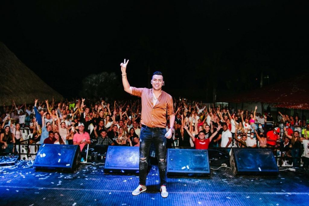 Yeison Jiménez va de cero a cien con su carrera 2 Yeison Jiménez va de cero a cien con su carrera Si hay un artista que ha hecho su carrera a pulso, viviendo las duras y las maduras, ese es Yeison Jiménez, quien pasó de cantar para sus colegas en la plaza de Corabastos a llenar tarimas a nivel mundial gracias a su calidad vocal, temas cercanos a la gente y carisma. No en vano Caracol TV lo llamó para ser el nuevo jurado de ‘Yo me llamo’, al lado de Amparo Grisales y César Escola. Su misión es encontrar al doble exacto de las celebridades más sonadas de la música y, de paso, ayudar a personas del común a convertirse en cantantes reconocidos en nuestro país.