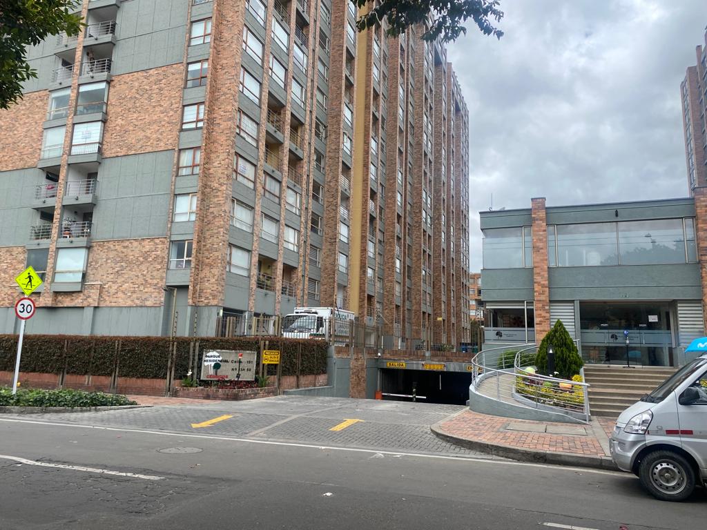 En su apartamento de Cedritos falleció en extrañas circunstancias Angustiada, pensando que todo se trataba de una pesadilla y con la esperanza de que su hijo estuviera bien, una mujer salió de su apartamento apresurada la mañana de este martes. Golpeó la puerta de su vecina para pedir ayuda, al mismo tiempo que no sacaba de su cabeza la imagen de su hijo Juan Manuel Enciso Parra, inconsciente en el suelo del baño.