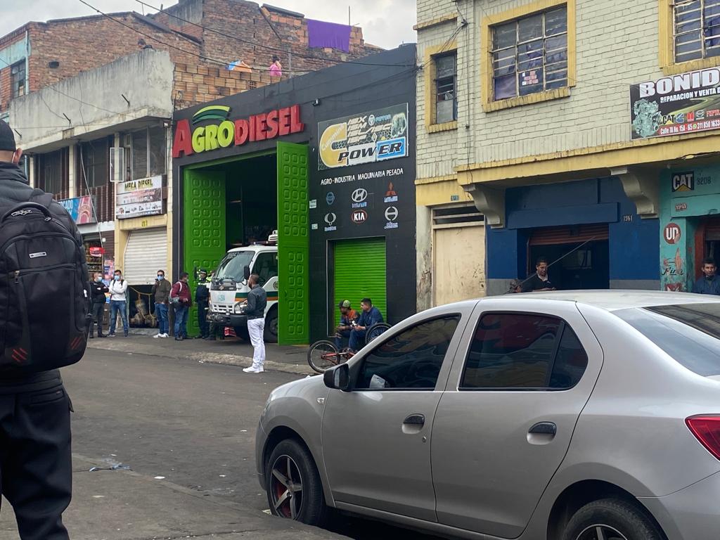 Atroz asesinato en la Estanzuela Agitado y con el corazón latiéndole tan fuerte que sentía que se le iba a salir del pecho, un muchacho corría en la mañana de ayer entre las cuadras del centro de la capital con el fin de huir de unos sujetos enfurecidos, armados con cuchillos, que le iban pisando los talones y tenían una única intención: arrebatarle la vida.