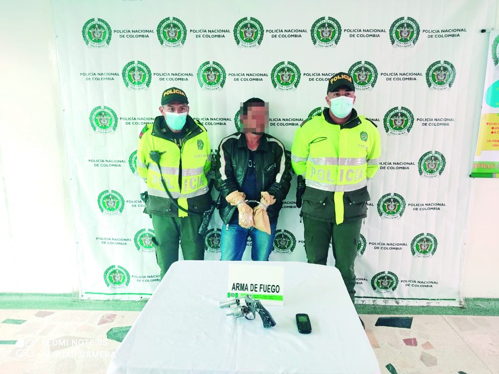Bala por la espalda cerca a Corabastos La soleada mañana de ayer comenzó con un agitado homicidio detrás de la gran central de Corabastos en Kennedy. Las cuentas clandestinas de líneas de microtráfico y relacionadas con el bajo mundo se siguen pagando con sangre, a todas horas, en el barrio María Paz, esta vez cerca a la puerta 6 de la reconocida central de alimentos.