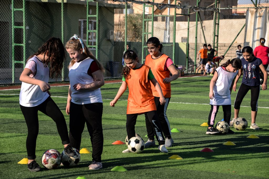 Niñas superan las huellas de la guerra entrenando fútbol 1 Niñas superan las huellas de la guerra entrenando fútbol Una academia de fútbol para niñas, con una cancha de césped artificial, abrió sus puertas hace seis meses gracias al apoyo financiero de Lara, una ONG cristiana iraquí. Allí, motivadas por su entrenadora, niñas cristianas patean el balón en una cancha en la localidad iraquí de Bartalla, un antiguo bastión yihadista donde el fútbol les permite soñar con un mejor futuro.